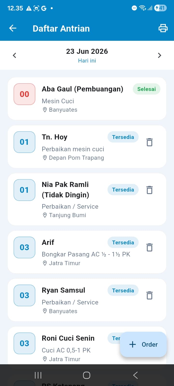 Queue List — warranty queue 00 (red) on top, real-time order status